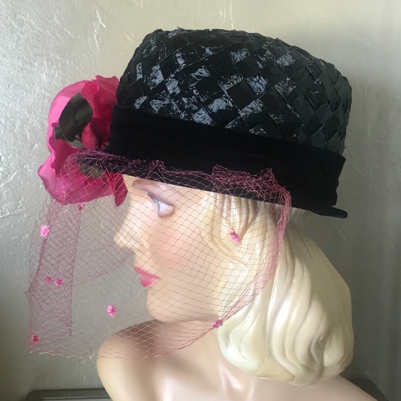 ELEGANT VINTAGE BLACK STRAW HAT WITH FUCHSIA FLOWER AND DOTTED VEIL